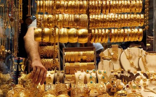 لماذا ترتفع أسعار الذهب في مصر عكس أسواق العالم؟