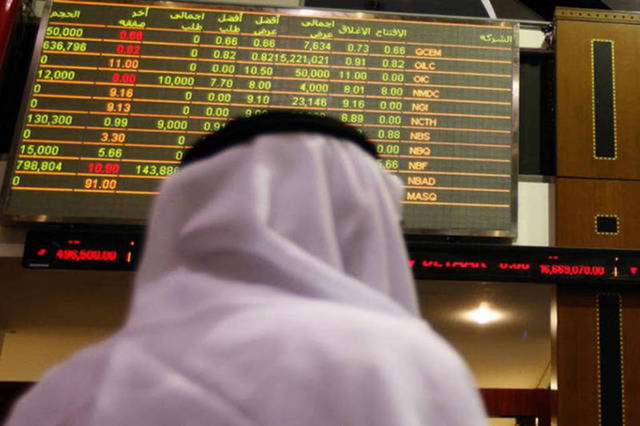 متعاملون يتابعون الأسعار بقاعة سوق دبي المالي