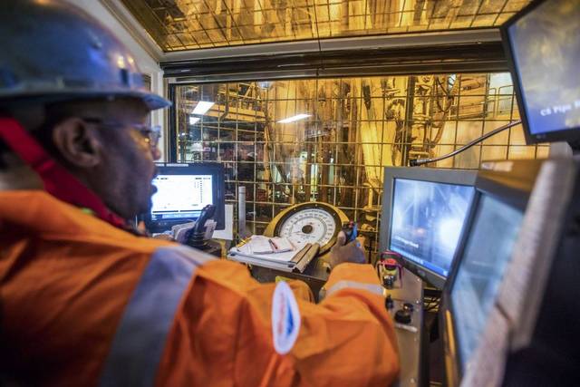 عامل بشركة بريتيش بتروليوم البريطانية - الصورة من صفحة الشركة على تويتر