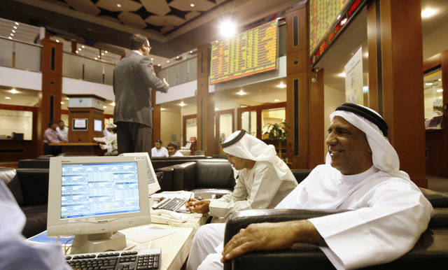 مستثمر داخل مقر سوق دبي المالي