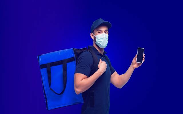 عامل يعمل في تطبيقات التوصيل بالسعودية - أرشيفية