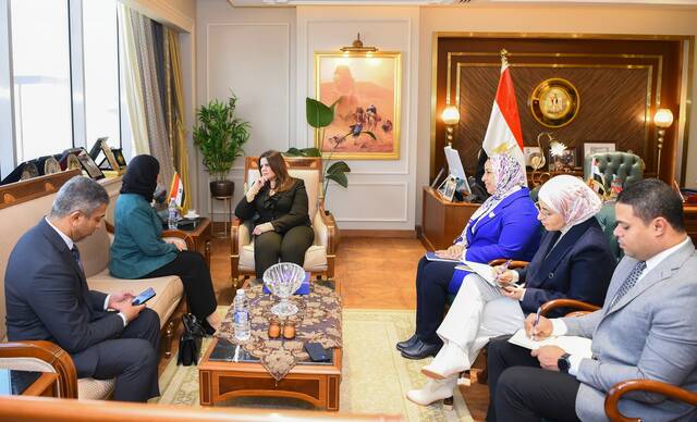 جانب من الاجتماع اليوم بين الوزيرة المصرية وسفيرة البحرين في القاهرة
