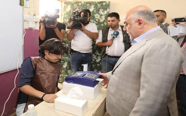 العراق يرفع الحظر عن حركة المركبات..والعبادي يدلي بصوته بالانتخابات