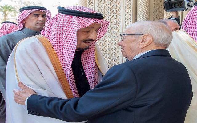 بالصور.. الملك سلمان يغادر تونس بعد حضور القمة العربية