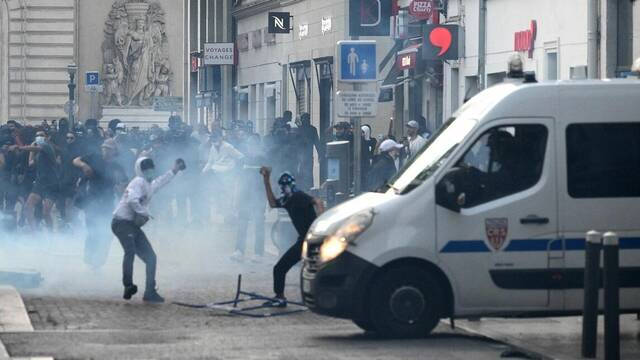 "الداخلية" الفرنسية تنفي قطع الإنترنت بسبب الاحتجاجات