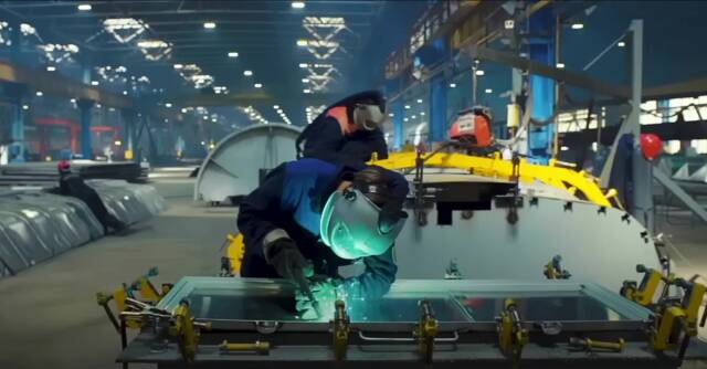 عمال بأحد المصانع بالسعودية