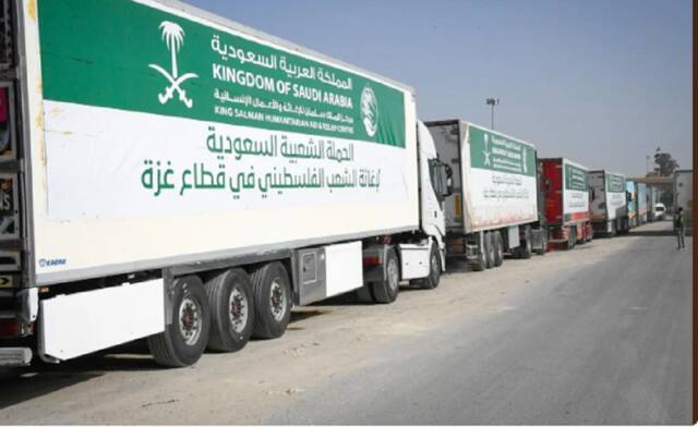 شاحنات إغاثية سعودية في طريقها إلى غزة