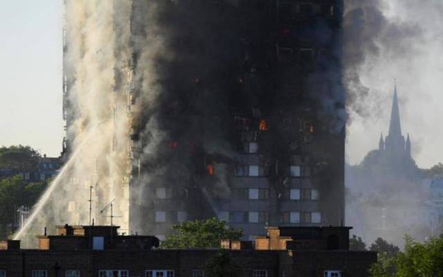 إصابة العشرات في حريق برج سكني في لندن