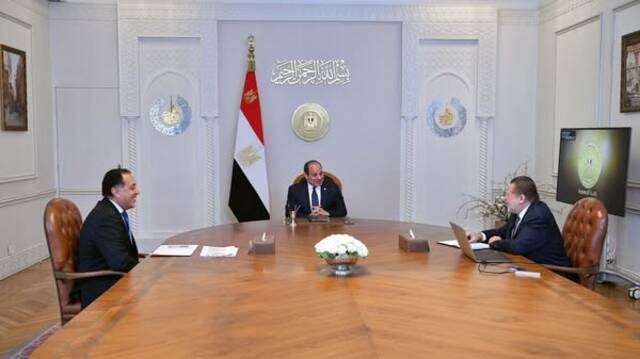 السيسي يوجه بمواصلة العمل لجذب مزيد من الاستثمارات الأجنبية وتمكين القطاع الخاص
