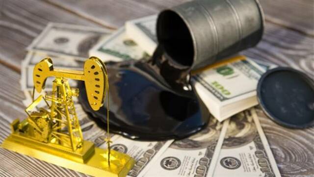 قبل ساعات من قرار الفيدرالي الأمريكي.. النفط والذهب والدولار باللون الأحمر