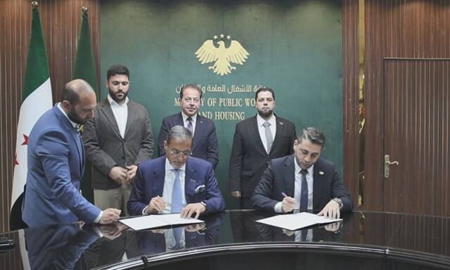 جانب من التوقيع على ملحق عقد مشروع البوابة الثامنة