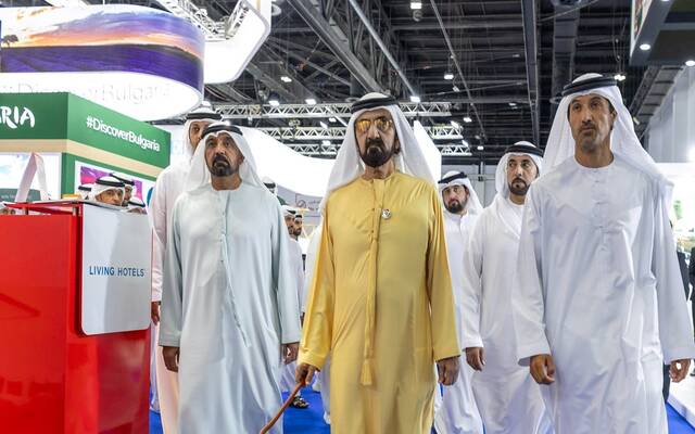 الشيخ محمد بن راشد آل مكتوم نائب رئيس الإمارات خلال جولة في سوق السفر العربي في دبي