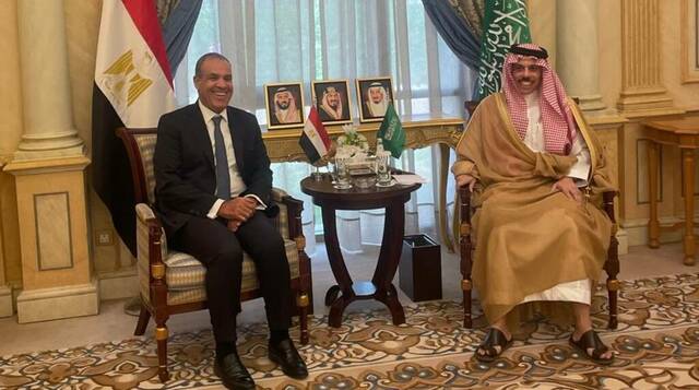 وزير الخارجية السعودي الأمير فيصل بن فرحان وبدر عبد العاطي وزير الخارجية والتعاون الدولي وشئون المصريين بالخارج