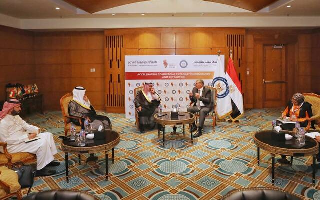 كريم بدوي وزير البترول والثروة المعدنية المصري مع المهندس خالد بن صالح المديفر نائب وزير الصناعة والثروة المعدنية لشؤون التعدين بالسعودية