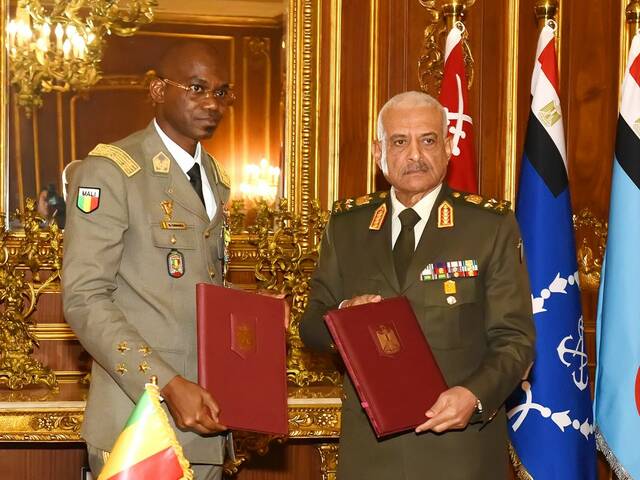 الفريق أول عبدالمجيد صقر القائد العام للقوات المسلحة وزير الدفاع والإنتاج الحربي والفريق أول ساديو كامارا وزير الدفاع الوطني المالي