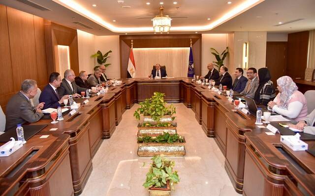 الدكتور علي الغمراوي رئيس هيئة الدواء المصرية مع ممثلي غرفة صناعة الدواء