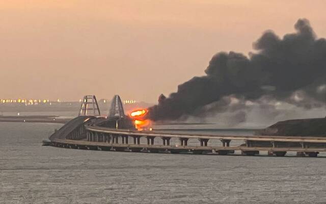 روسيا: تفجير شاحنة أدى إلى اشتعال خزانات الوقود المقطورة على جسر القرم