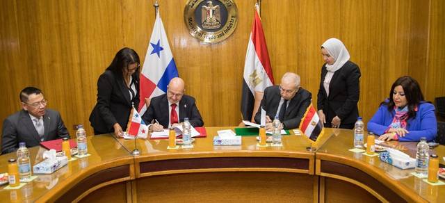 رئيسا اقتصادية قناة السويس وقناة بنما يوقعان اتفاقية للتعاون المشترك