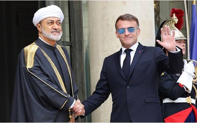 السلطان هيثم بن طارق سلطان مع الرئيس الفرنسي إيمانويل ماكرون