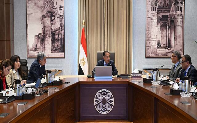 مركز زوار وباصات كهربائية.. مدبولي يتابع تطوير منظومة زيارة الأهرامات