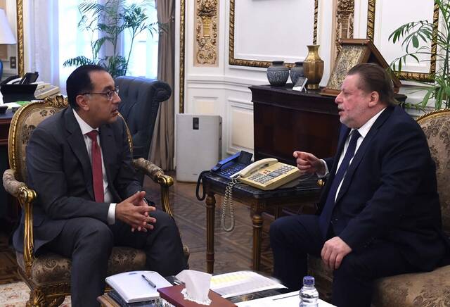 رئيس وزراء مصر يبحث مع "المركزي" إتاحة الموارد الدولارية لتدبير السلع الأساسية