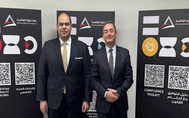محمود ممتاز رئيس جهاز حماية المنافسة ومنع الممارسات الاحتكارية في مصر إيرك شڤاليه وسفير فرنسا بالقاهرة