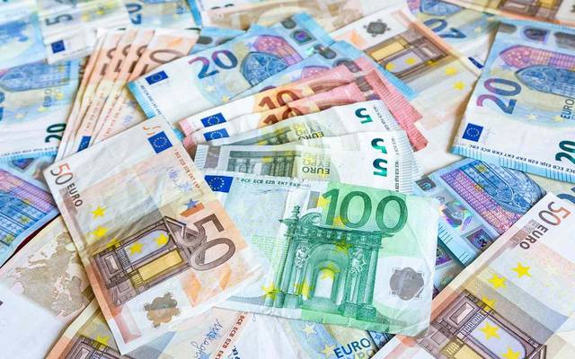 اليورو يرتفع أعلى 1.11 دولار مع آمال التحفيز النقدي العالمي 