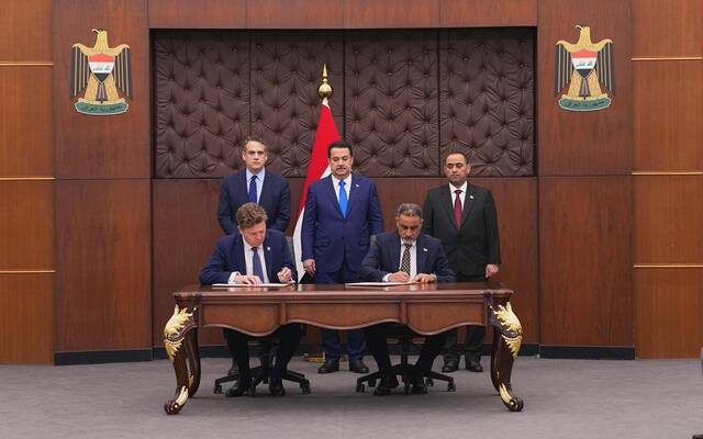 جانب من توقيع العقد بين وزارة الكهرباء العراقية وشركة اكسليريت إنرجي الأمريكية