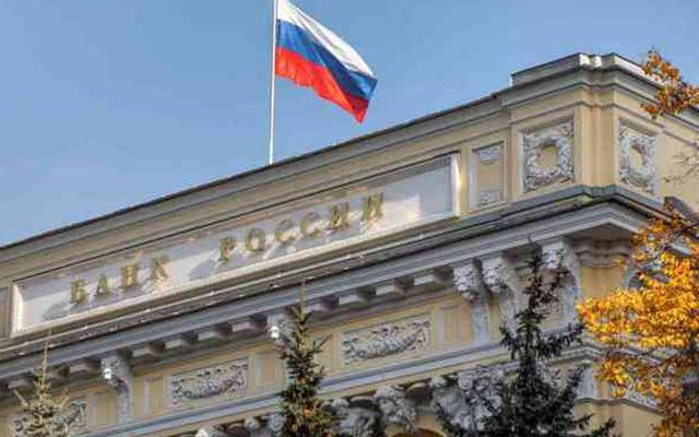 المركزي الروسي يتدخل في سوق العملات..والروبل يتراجع 7.5% أمام الدولار
