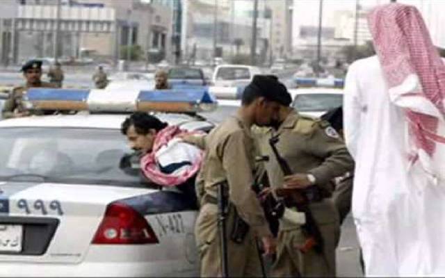 الشرطة السعودية تقبض على 5 متهمين بسرقة عملاء البنوك بالرياض