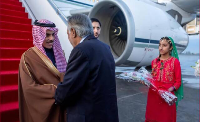 الأمير فيصل بن فرحان بن عبدالله وزير الخارجية يصل إلى جمهورية باكستان الإسلامية