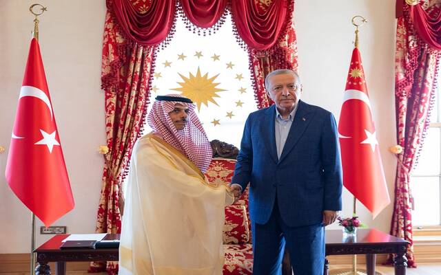 الرئيس رجب طيب أردوغان يستقبل وزير الخارجية السعودي في قصر دولما بهتشه بمدينة إسطنبول.