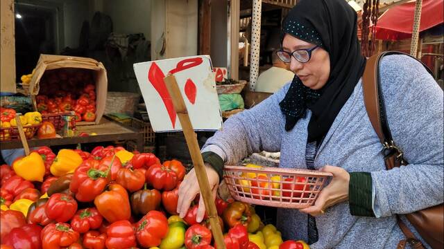 سيدة مصرية تشتري الخضروات-صورة أرشيفية
