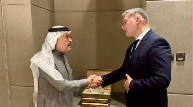 كريم بدوي وزير البترول والثروة المعدنية المصري مع المهندس أمين الناصر رئيس شركة أرامكو