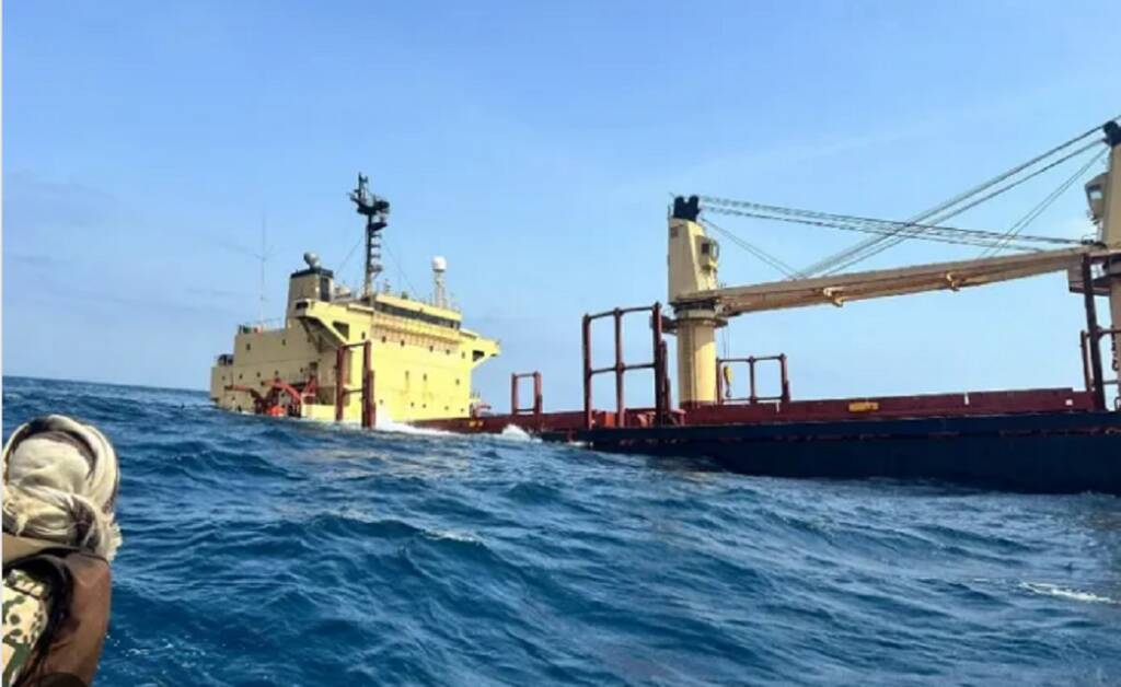اليمن يعلن غرق السفينة "روبيمار" ويحمل الحوثيين مسؤولية الكارثة
