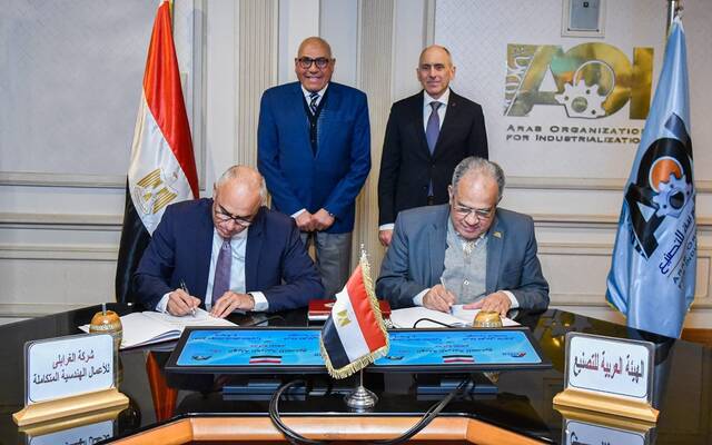 جانب من التوقيع