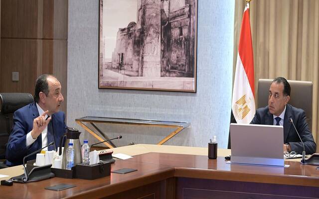 مصطفى مدبولي رئيس مجلس الوزراء المصري ومحمد شيمي وزير قطاع الأعمال العام