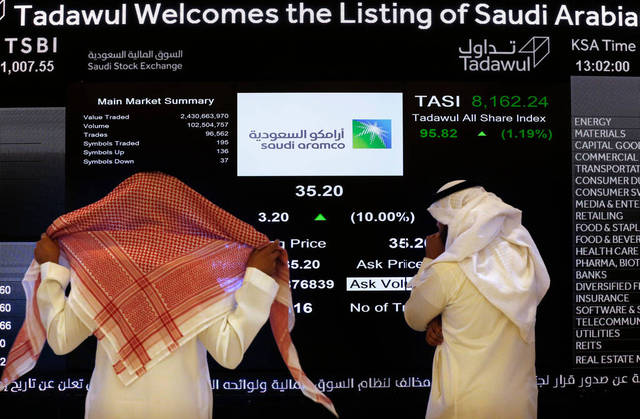 متعاملون يتابعون أسعار الأسهم السعودية - أرشيفية