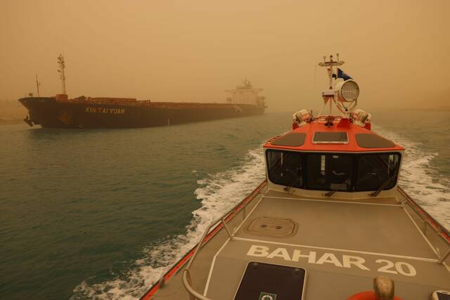 نجاح تعويم سفينة الصب