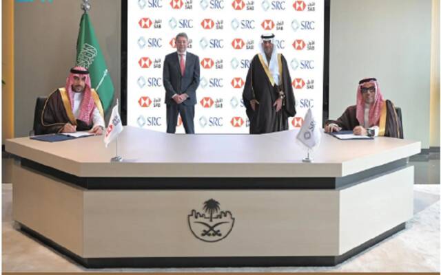 جانب من توقيع الاتفاقية