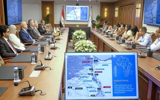 عدد من ممثلي الهيئة العامة للمنطقة الاقتصادية لقناة السويس مع وفد من جمهورية مدغشقر