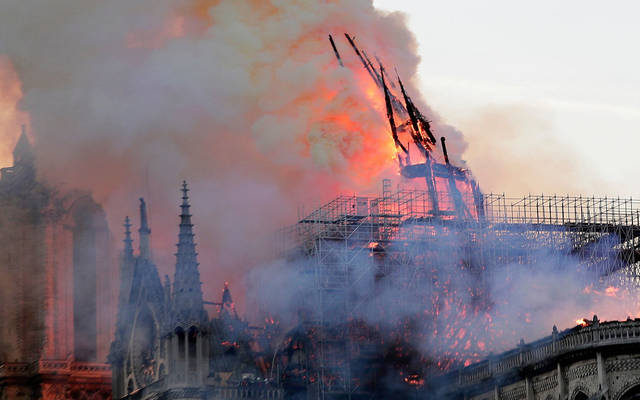فرنسا: كاتدرائية نوتردام تنجو من الدمار الشامل..وماكرون يتعهد بإعادة بنائها