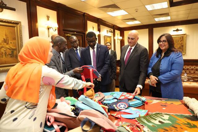 الوزير السنغالي خلال زيارته لجهاز تنمية المشروعات المتوسطة والصغيرة المصري