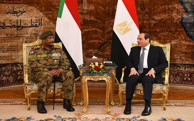 السيسي يبحث مجالات التعاون الثنائي مع رئيس المجلس العسكري السوداني