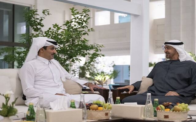 محمد بن زايد وأمير قطر يناقشان تعزيز العلاقات الخليجية والتطورات الإقليمية