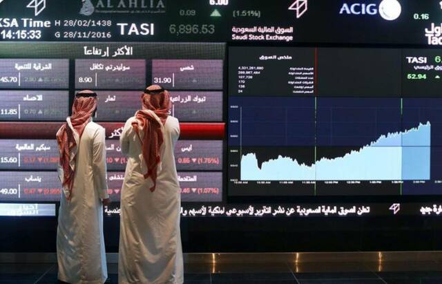 متعاملان في سوق الأسهم السعودية