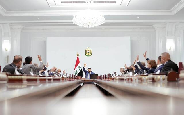 مجلس الوزراء العراقي يصوت على أحد القرارات خلال اجتماعه برئاسة رئيس مجلس الوزراء علي فالح الزيدي