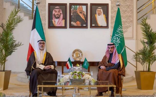 وزير الخارجية الكويتي الشيخ جراح جابر الأحمد الصباح ووزير خارجية المملكة العربية السعودية الأمير فيصل بن فرحان بن عبدالله آل سعود