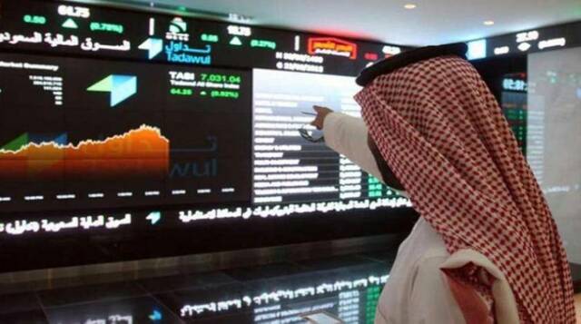 متعامل يتابع حركة الأسهم السعودية