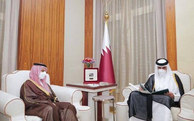 أمير قطر يتسلم دعوة من خادم الحرمين الشريفين لزيارة السعودية